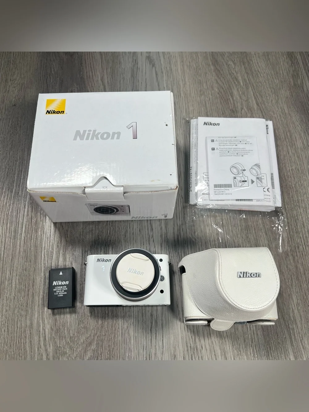Nikon 1 J1 10.1 MP Digital Camera White Nikkor VR Lens 10-30 Bundle Broken Lens